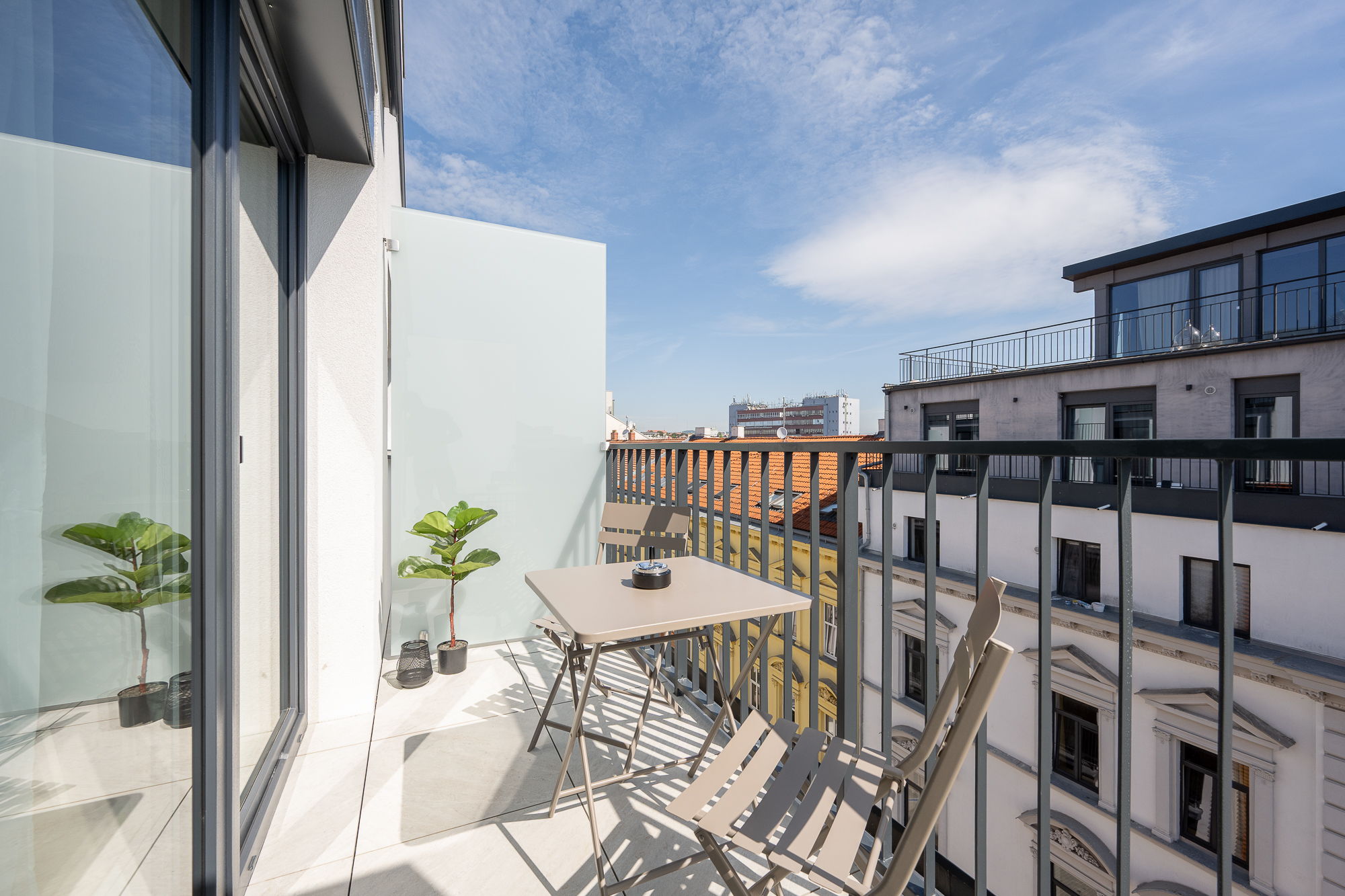 Moderní balkón s výhledem na město
